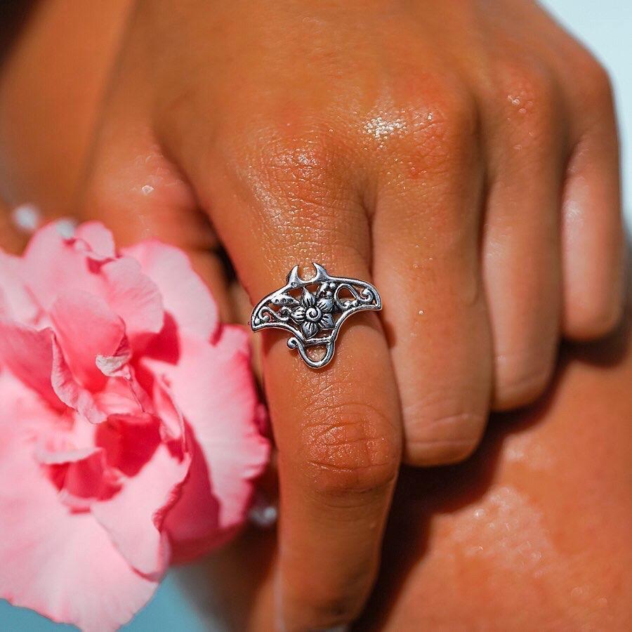 A worthwhile quest Silver Manta Ray Filigree Ring TRI1790 - ring